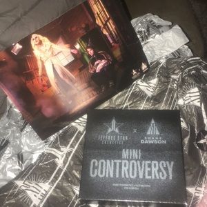 👌🏻BNIB👌🏻Mini controversy pallet!!